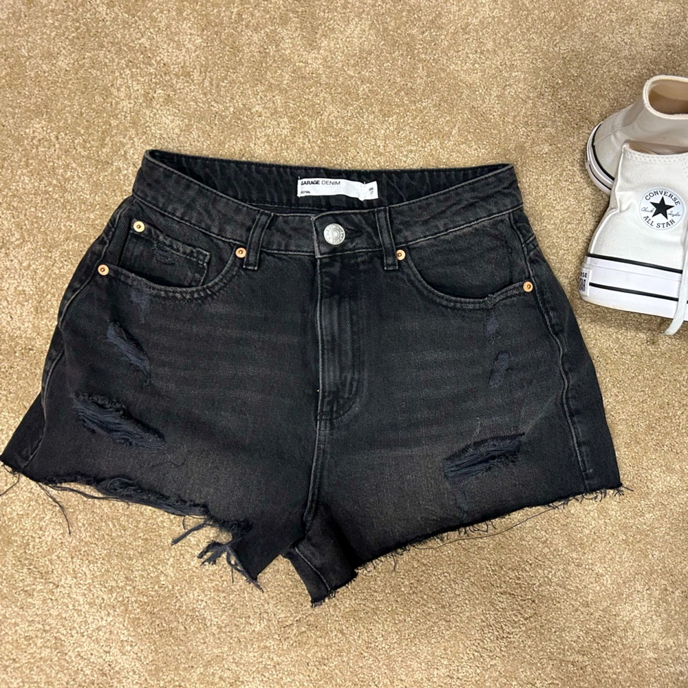 Black shorties 🖤 my fav shorts that make my waist look tinyyy! :)